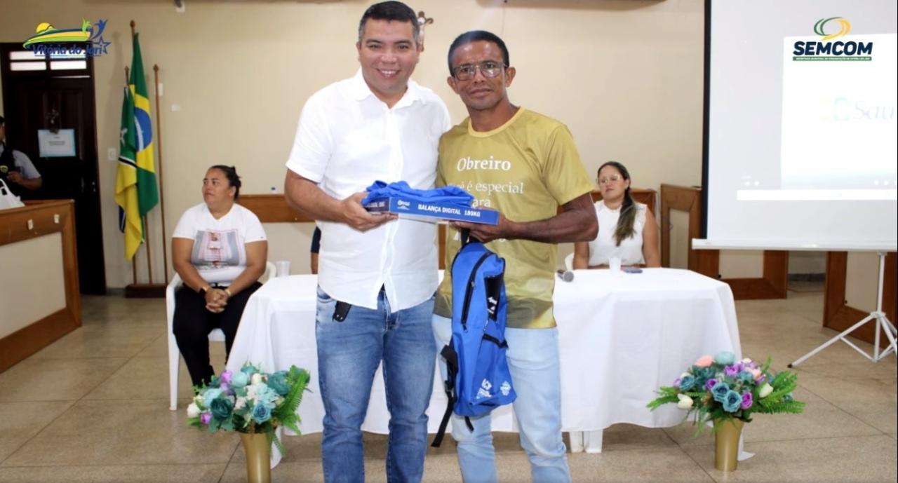 Prefeito Ary Duarte e o Presidente da CMVJ, vereador Gerson Caldeira de Freitas, entregam EPI aos agendes de Saúde.