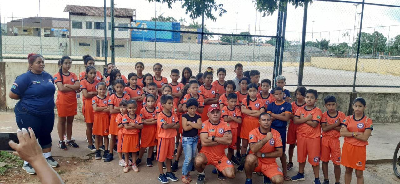 Alunos do projeto social “Amiguinhos da Defesa”