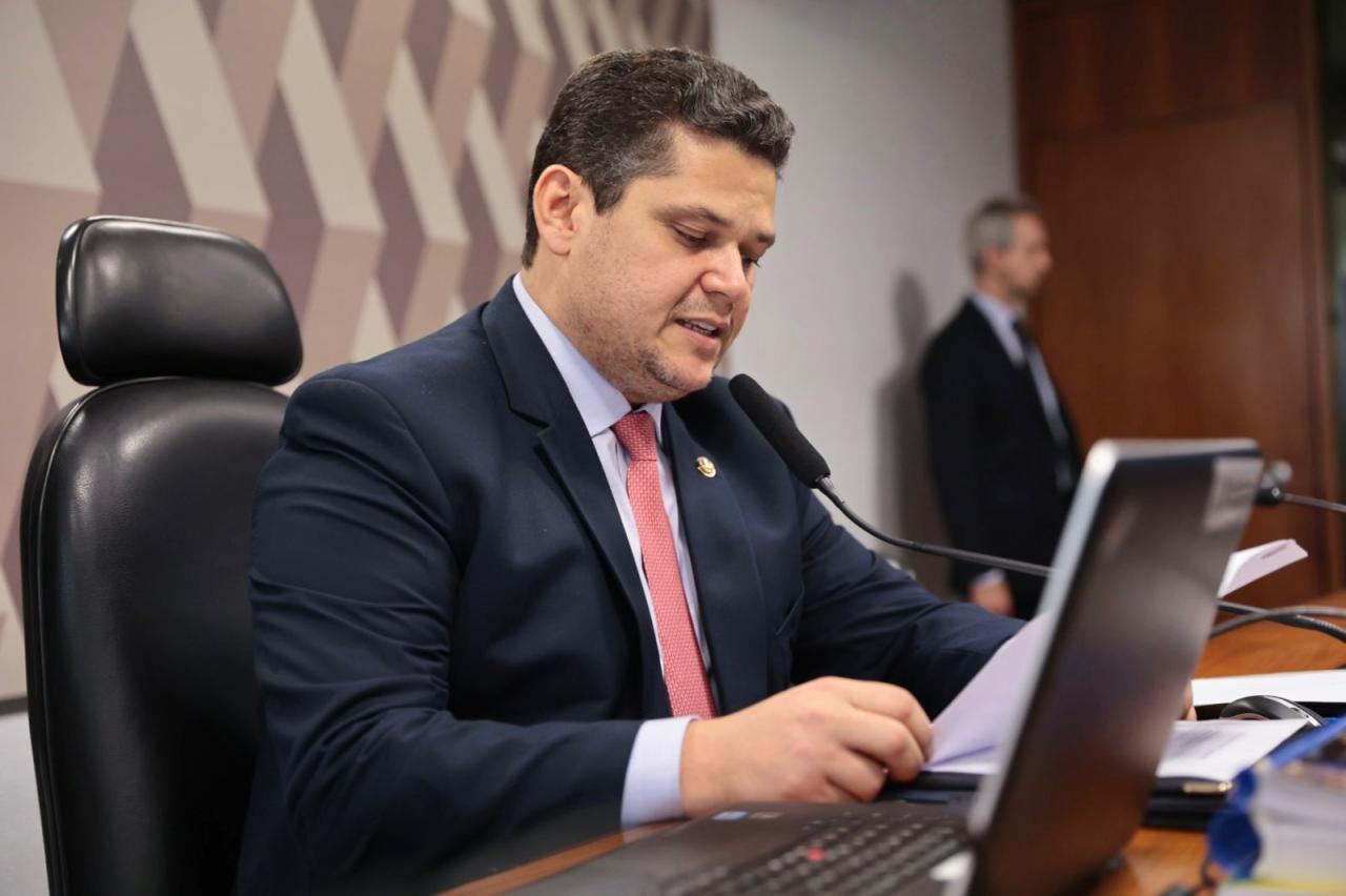 CCJ aprova PEC da Transição e Alcolumbre destaca equilíbrio entre responsabilidade fiscal e auxílio social do texto