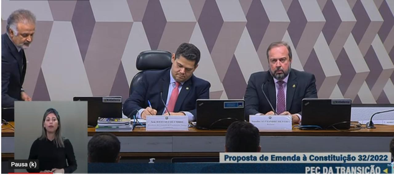 Davi Alcolumbre propõe R$ 10 bilhões da PEC do Estouro para piso de enfermagem