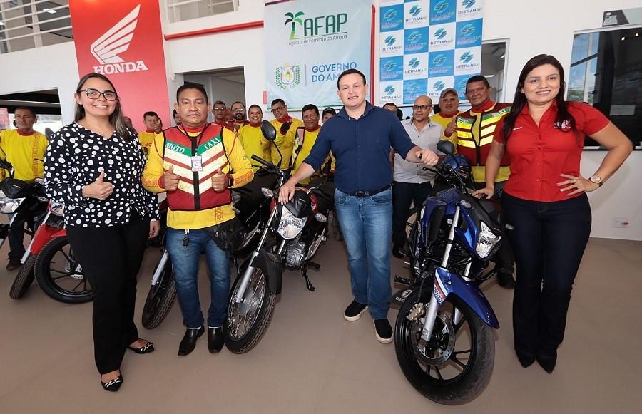Governo entrega novas motos de linhas de crédito de incentivo para mototaxistas.