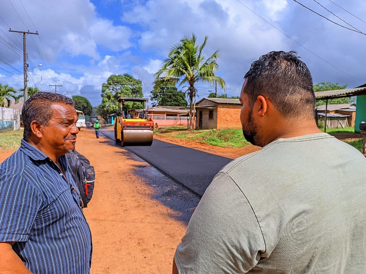 Prefeito acompanha serviços de pavimentação.