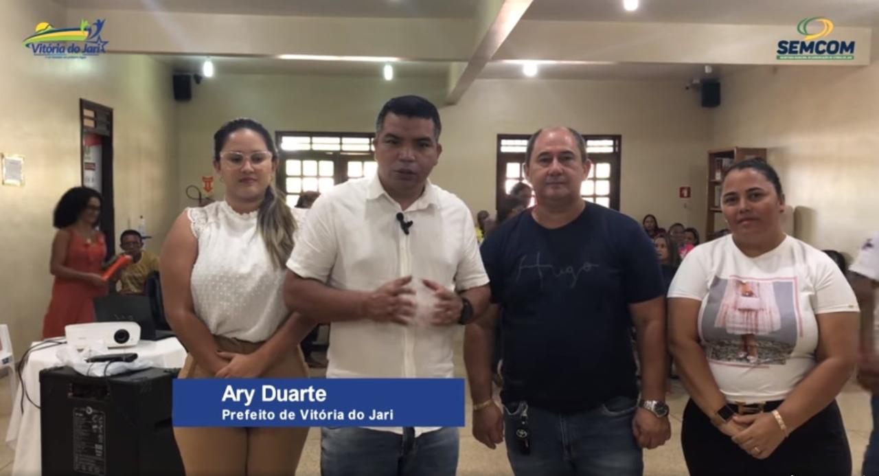 Prefeito Ary Duarte e o Presidente da CMVJ, vereador Gerson Caldeira de Freitas, entregam EPI aos agendes de Saúde.