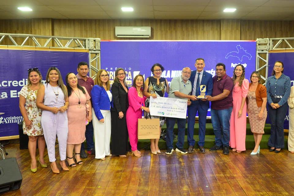 Prefeito Bessa e equipe da educação recebe prêmio pelo melhor resultado da EM Amélia Bittencourt Bessa de Oliveira