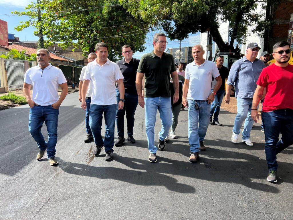 Prefeito Dr. Furlan visita obras e fiscaliza serviço de pavimentação na cidade