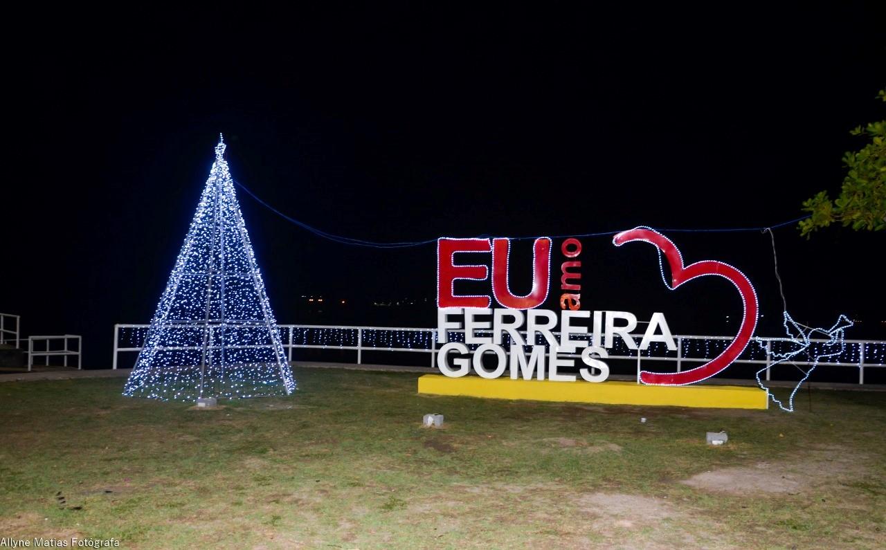 Prefeitura Municipal de  Ferreira Gomes, iluminou com uma decoração  natalina a orla da cidade