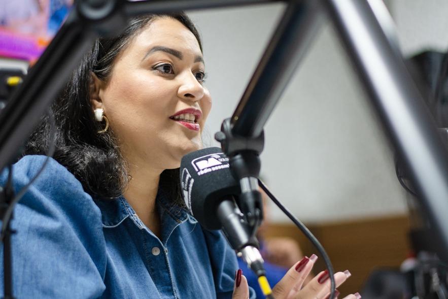 Adrianna Ramos, secretária estadual de Políticas para Mulheres, divulga ações.