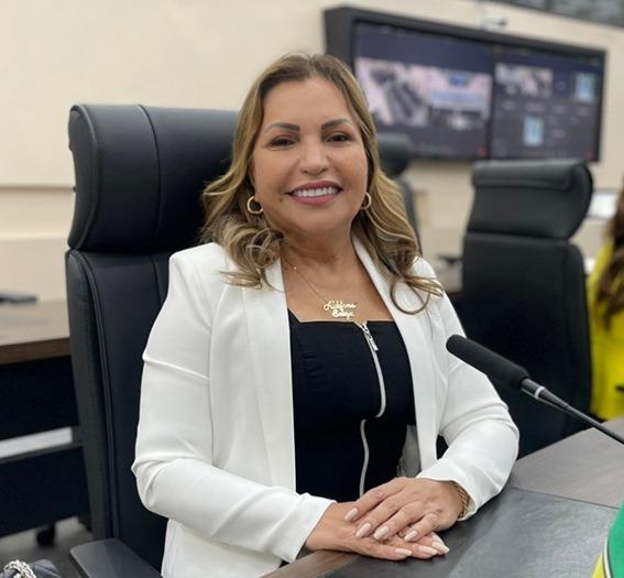 Deputada Estadual Aldilene Souza celebra aprovação de Projeto.