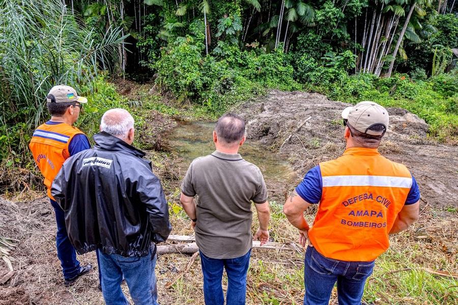 Gestão Clécio Luís destina tubos e realiza limpeza de bueiro para escoamento de água na rodovia Perimetral Norte