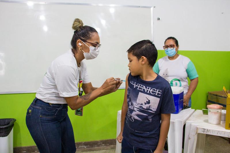 Gestão Furlan: ‘É ótima essa ação, pois pode prevenir doenças’, diz pai durante vacinação itinerante da Prefeitura