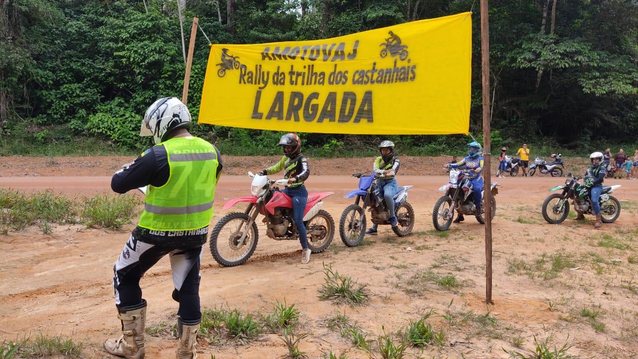 Motoqueiras disputam II edição do Rally da Trilha dos Castanhais por dentro da floresta em Laranjal do Jari.