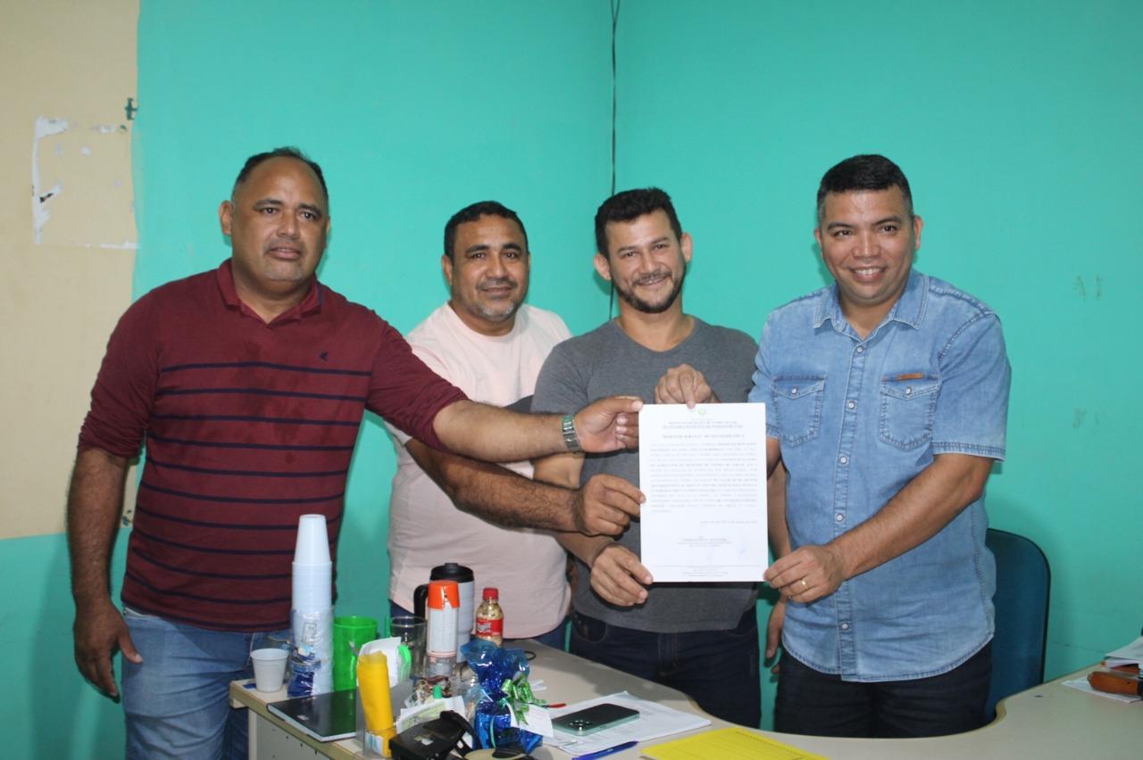Prefeito Ary Duarte, assina Ondem de Serviços da reforma da Feira dos Agricultores de Vitória do Jari.