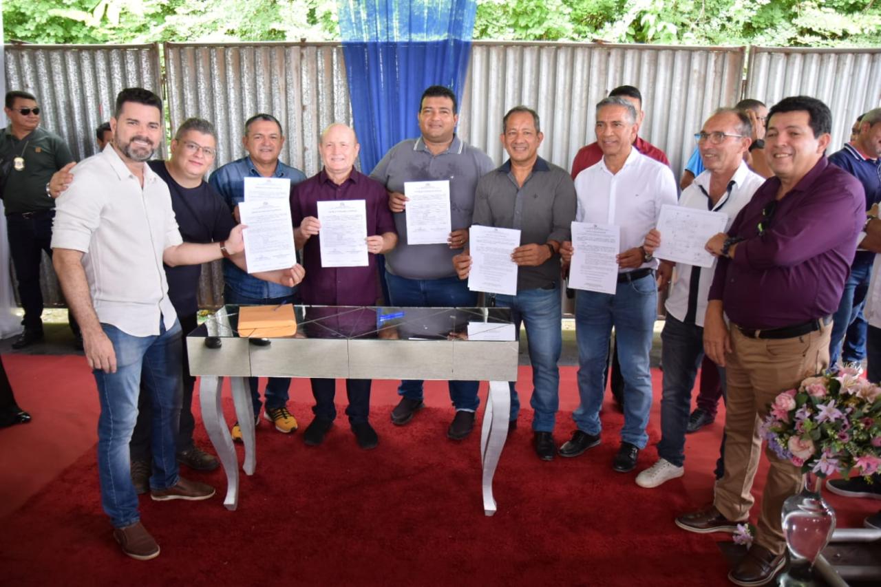 Prefeito Bala Rocha assina ordem de serviço para construção de abrigos em pontos de paradas de ônibus em Santana
