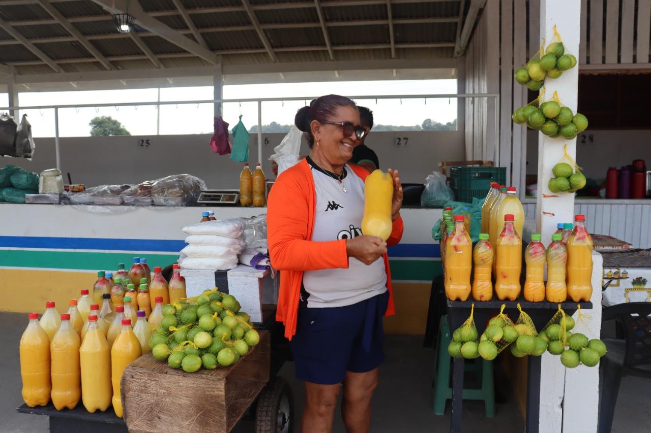 Prefeito Márcio Serrão entrega nova feira municipal.