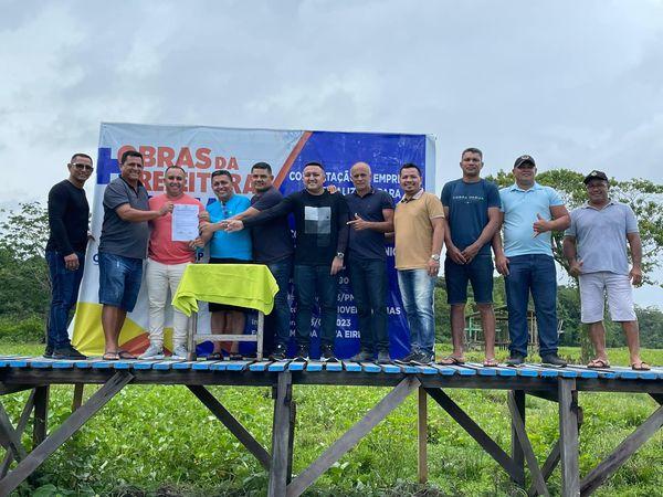 Prefeito Prof. Amanajás realiza entrega de nova passarela a comunidade.