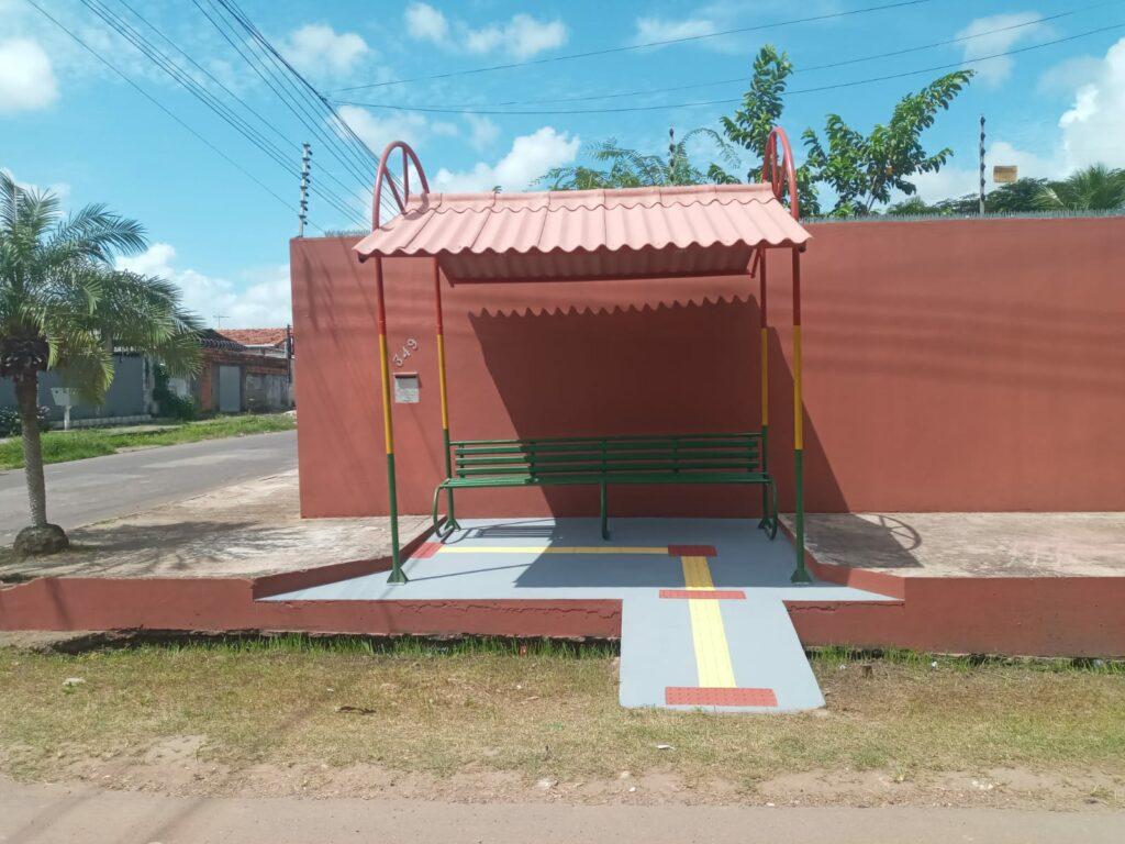 Prefeitura de Macapá instala novos abrigos com acessibilidade em pontos de ônibus da cidade.