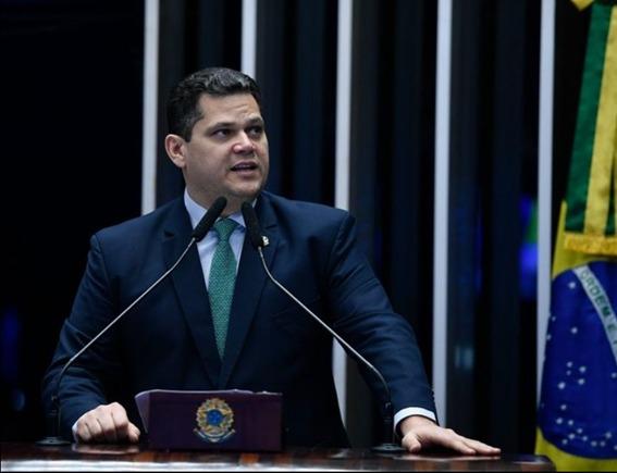 Senador Davi celebra aprovação de intervenção federal em Brasília.