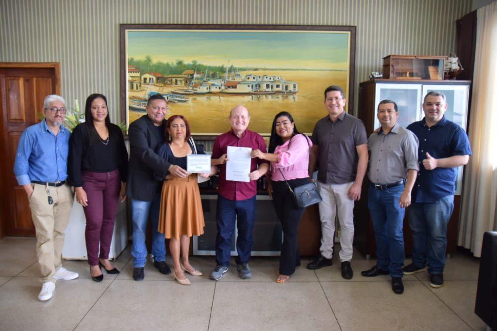 Servidora da prefeitura de Santana recebe decreto de aposentadoria e homenagens