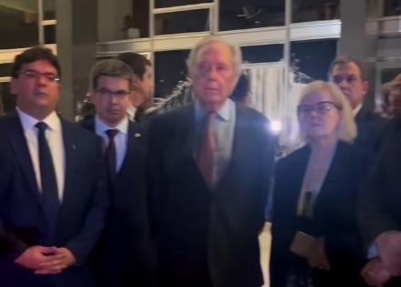 “Um ato pela Democracia” Senador Randolfe Rodrigues caminha pela destruição realizada em Brasília.