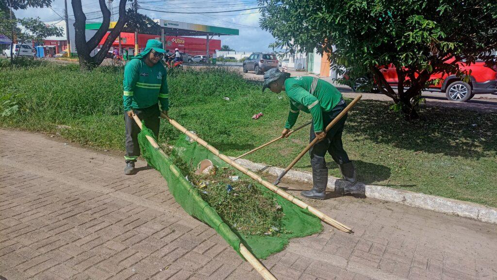 Zeladoria Urbana de Macapá realiza capina e limpeza da BR-210