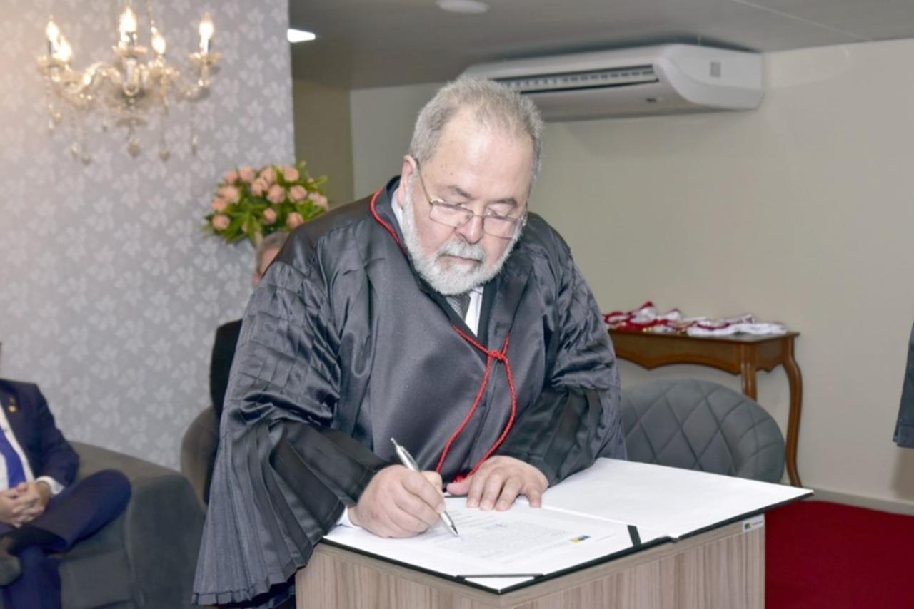 Alcino Oliveira é promovido a procurador e passa a atuar no Segundo Grau da Justiça