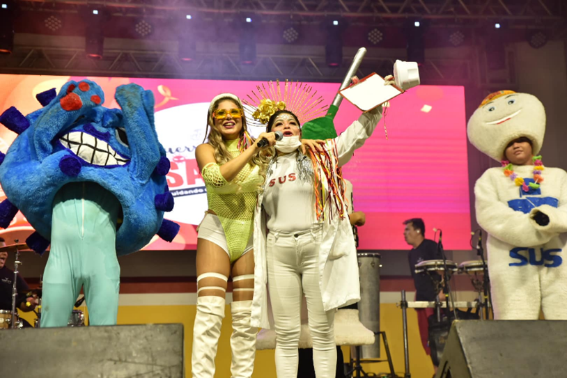 Bloco “Guerreiros da Saúde” contagia o público e levanta a multidão no corredor da folia