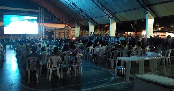 Cinema na praça anima final de semana de moradores do Reviver