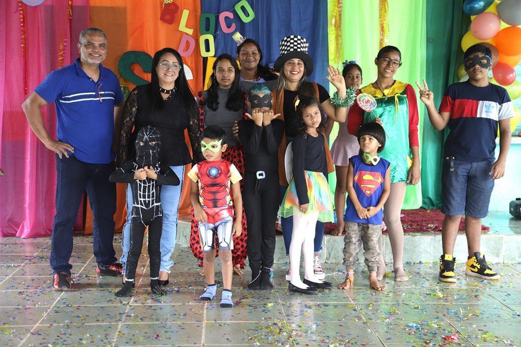 Crianças e adolescentes atendidos por programas sociais em Pedra Branca do Amapari participam de baile de carnaval