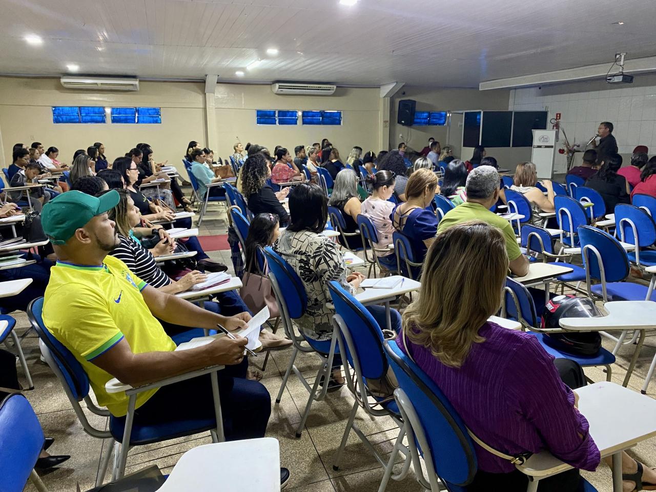 Gestores e coordenadores das escolas municipais recebem orientação sobre programas educacionais