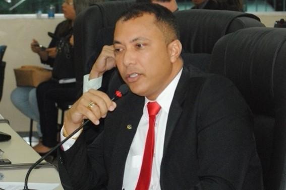 Jaime Perez protocola requerimento em favor do município de Porto Grande