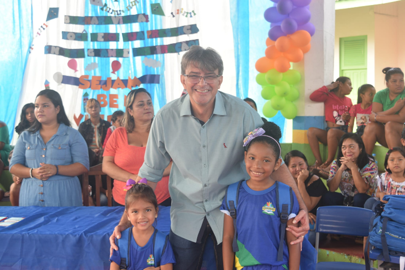 Prefeito Júnior Leite entrega mais de mil kits escolares a alunos da rede municipal de Pracuúba