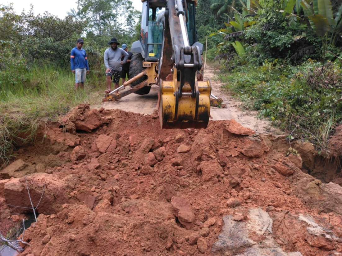 Prefeitura realiza obras de reparos na estrada que dá acesso a Munguba