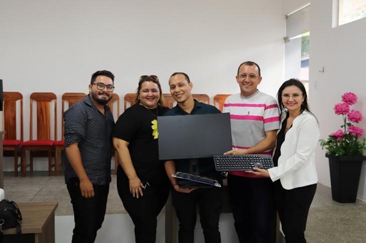 SEMED LARANJAL DO JARI REALIZA ENTREGA DE COMPUTADORES PARA ATIVIDADES DO PROESC