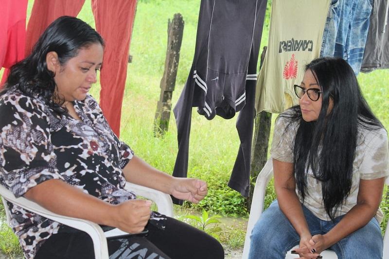 Deputada Silvia Waiãpi visita mãe de criança desaparecida em Calçoene