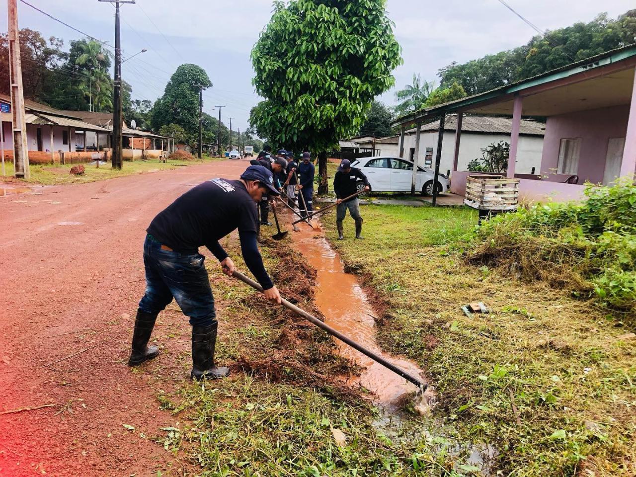 Ação de limpeza continua nos bairros da cidade, com limpeza e desobstrução de valas
