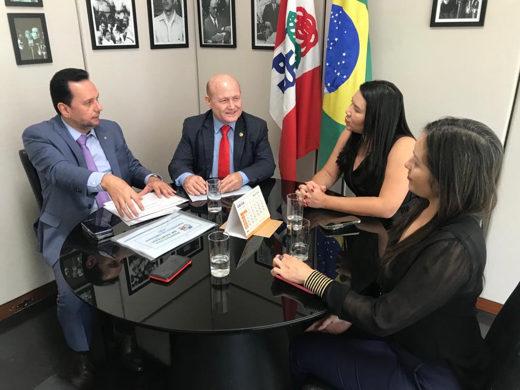 Prefeito de Santana apresenta portfólio de demandas para parlamentares em Brasília
