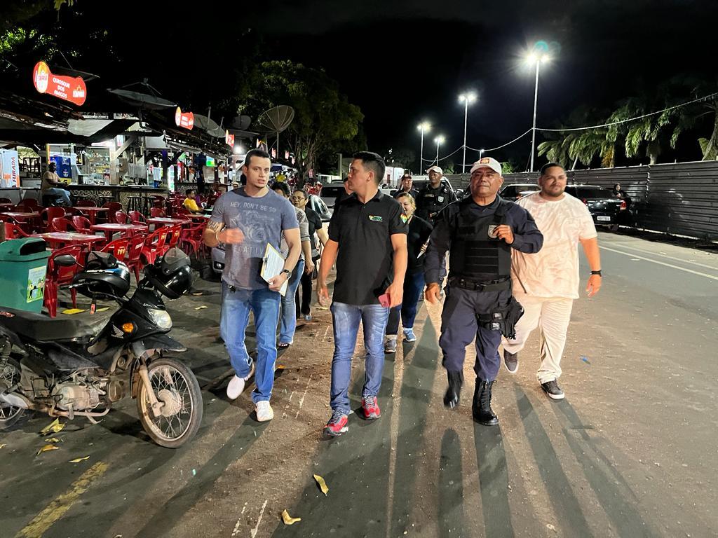 Prefeitura fiscaliza quiosques na Praça do Coco e faz o cadastramento de ambulantes