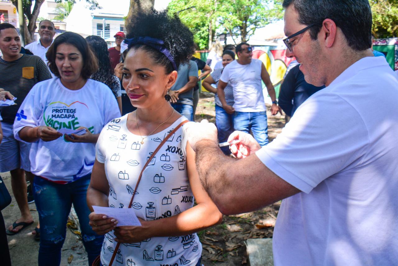 Prefeito Dr. Furlan acompanha ação de vacinação e entrega passarela em tradicional agenda de domingo