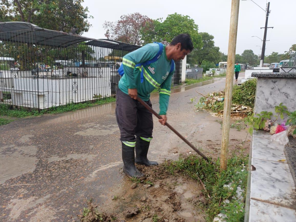 Prefeitura de Macapá realiza limpeza nos cemitérios da capital para o Dia das Mães