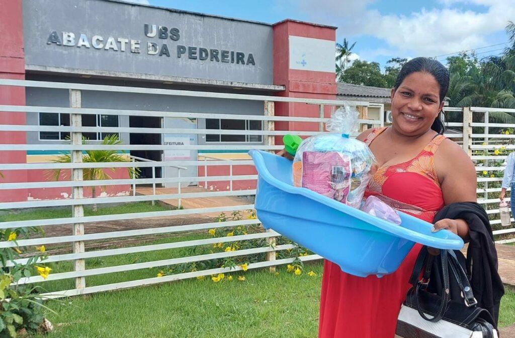 Gestantes acompanhadas pela Unidade Básica de Saúde do Abacate da Pedreira recebem Kits bebê