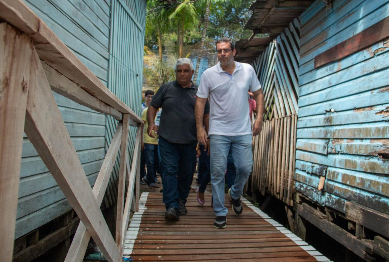 Prefeito Dr. Furlan entrega passarela e visita obras de infraestrutura