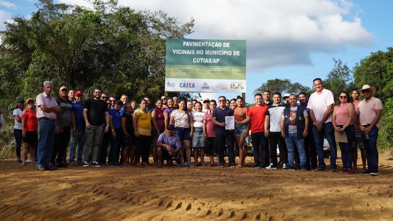 Senador Davi comemora lançamento da obra de pavimentação do Ramal do Livramento