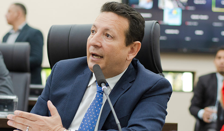 Deputado Roberto Góes diz que CEA Equatorial está roubando o amapaense