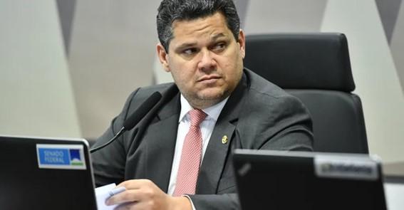 Davi Alcolumbre pressiona governo a barrar reajuste de 44,4% na conta de luz no Amapá
