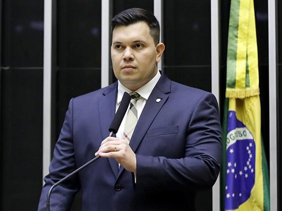 Acácio Favacho propõe desconto de 80% em passagens aéreas para pessoas com deficiência