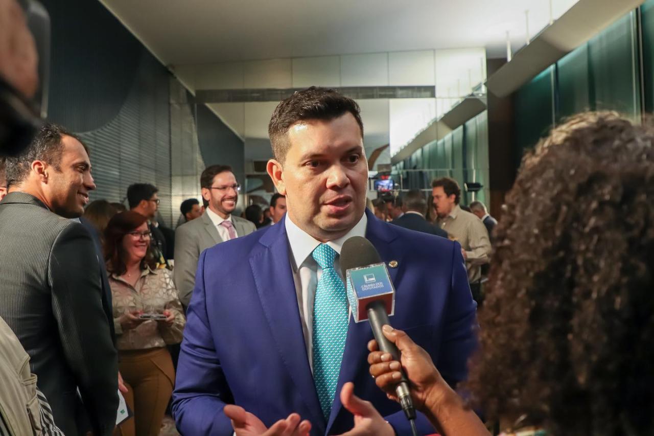 Acácio Favacho propõe lei para instalação de equipamentos de recarga de veículos elétricos em postos de abastecimento