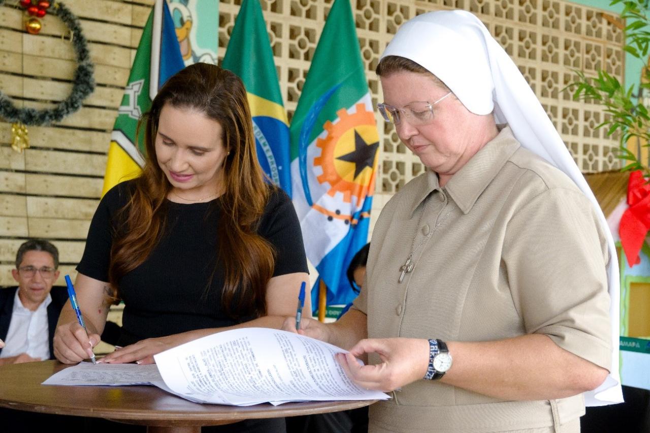 Assembleia assina Termo de Fomento com Casa da Hospitalidade, em Santana
