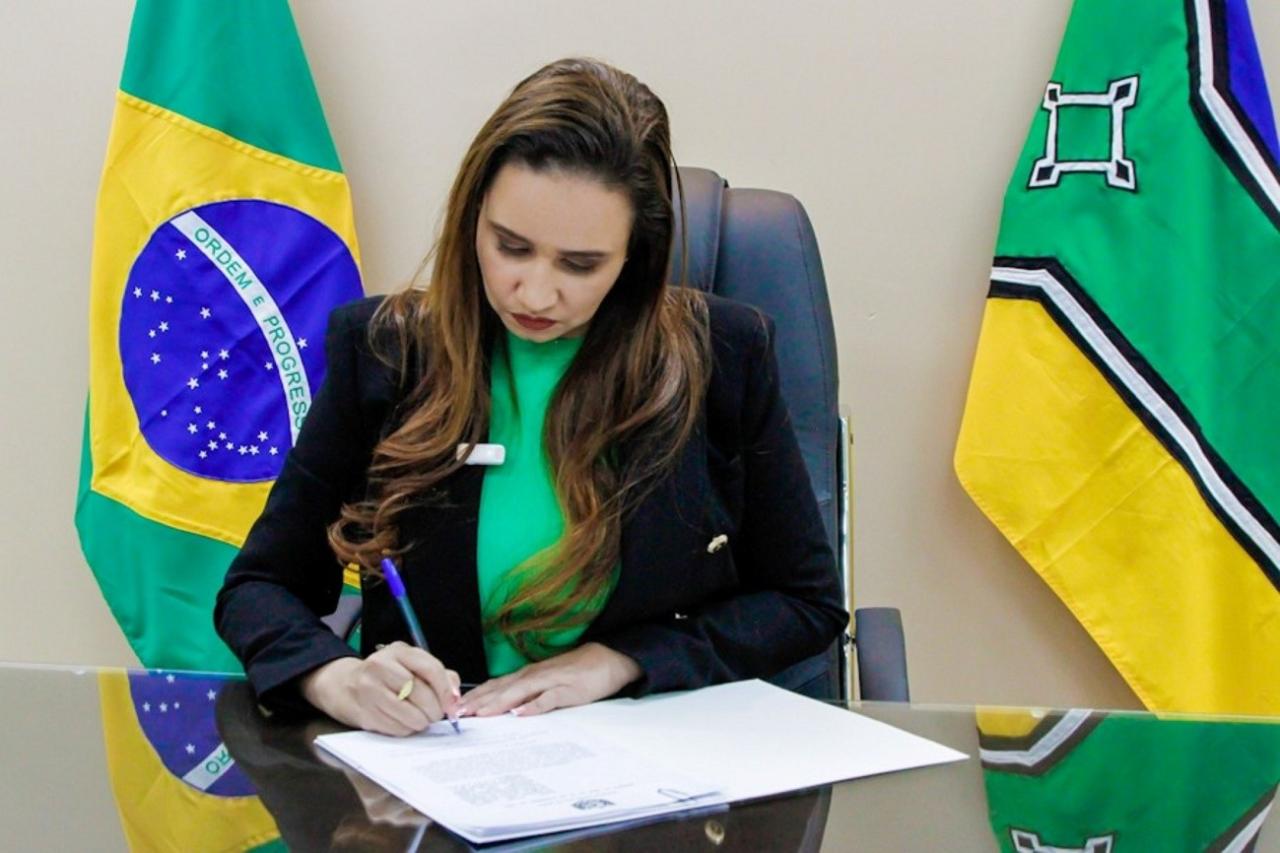 Como governadora em exercício, deputada Alliny Serrão sanciona leis e prestigia mulheres no Amapá