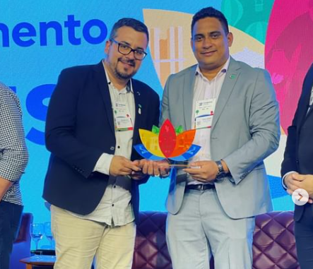 Secretário de Saúde, Marcel Menezes, é homenageado no 33º Congresso do COSEMS-RS
