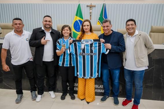Assembleia Legislativa homenageia atleta de destaque do futebol feminino do Grêmio